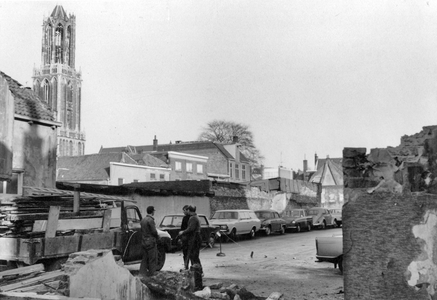 848402 Afbeelding van geparkeerde auto's op een sloopterrein in de Strosteeg te Utrecht.